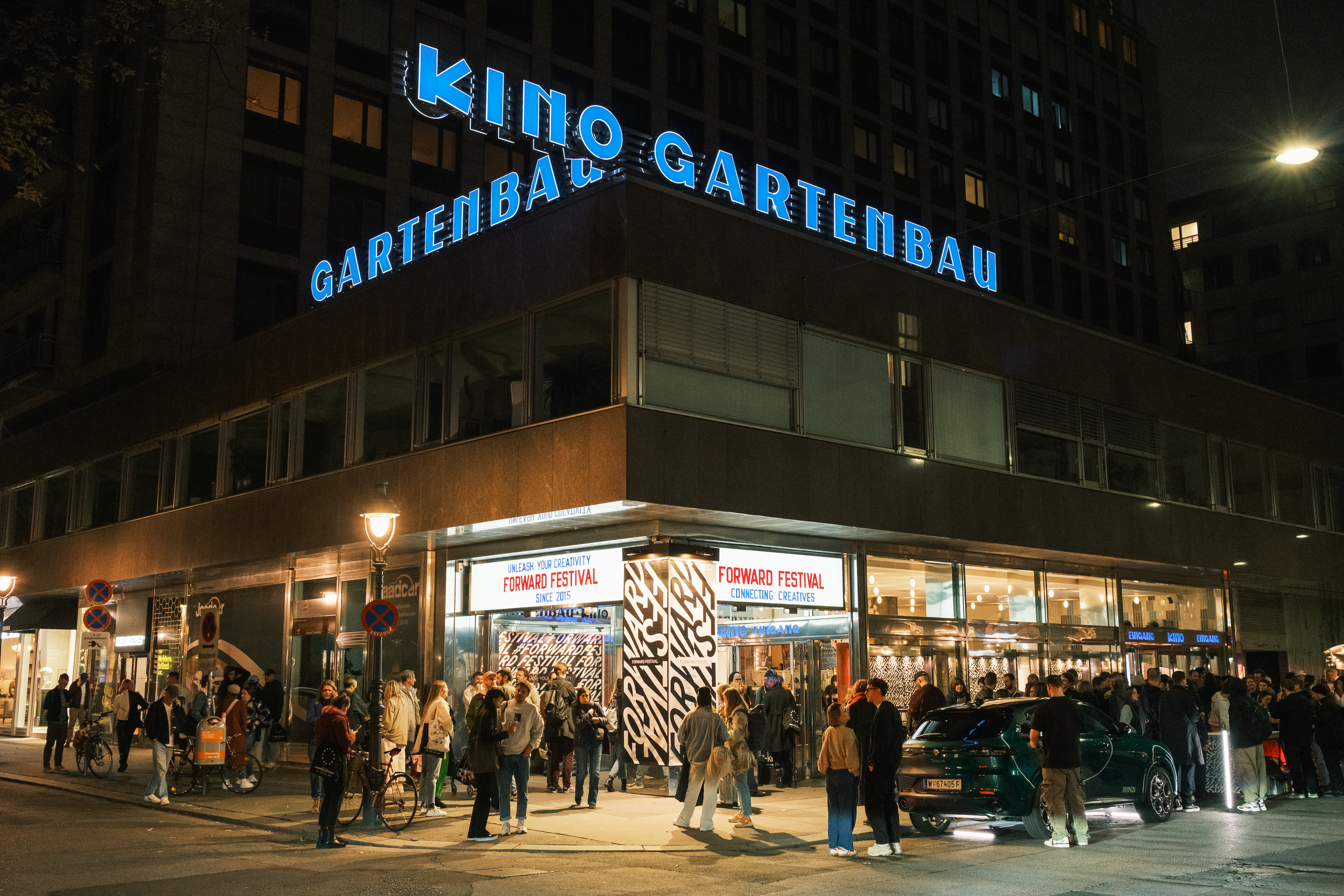 Bild_Mentoring_To_Go_20241003-19.09 FF24VIE © Alex Heuvink Forward Festival 2024, Mentoring To Go, Team Werbung Wien, Außenaufnahme Gartenbaukino