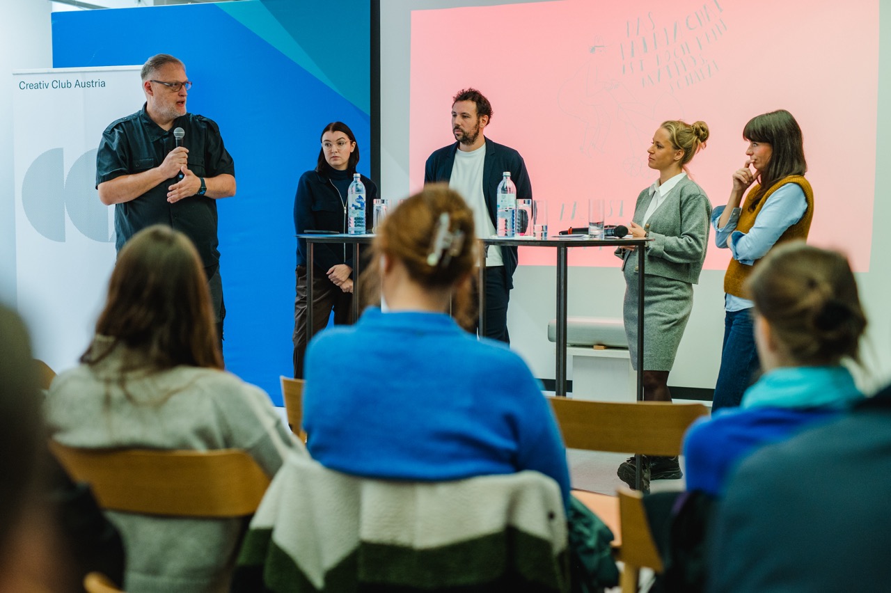 Fair_Work_Frühstück_Mit_Folgen_Bühne(c)Valerie Eccli Fair Work Initative, Frühstück mit Folgen, designaustria, Speaker:innen auf der Bühne